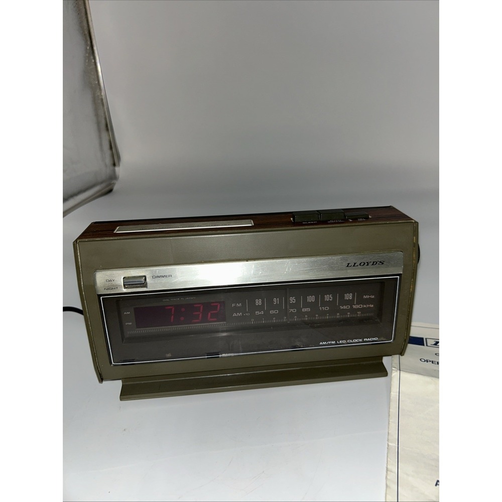 Vintage Woodgrain Lloyds AM/FM Alarm Clock Radio Model J280 Works Great
